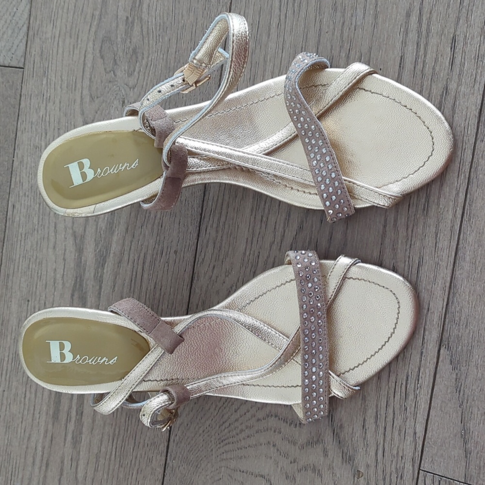 EUC Brown's Size 39 gold Leather Low Heeled sandals
